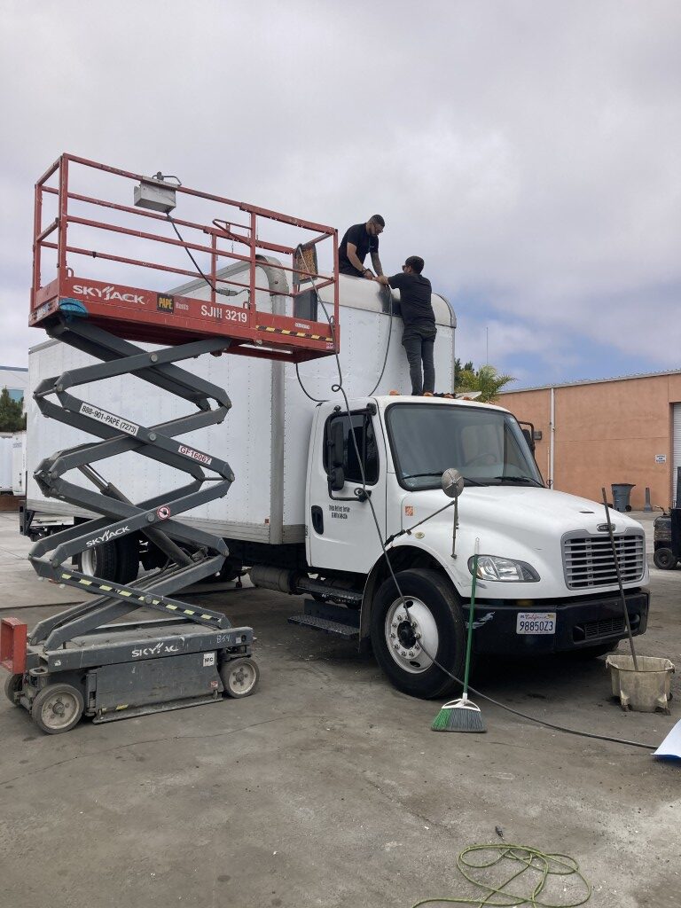 Reemplazo de techo de aluminio en camión de caja en San Diego, California — HD Truck Body